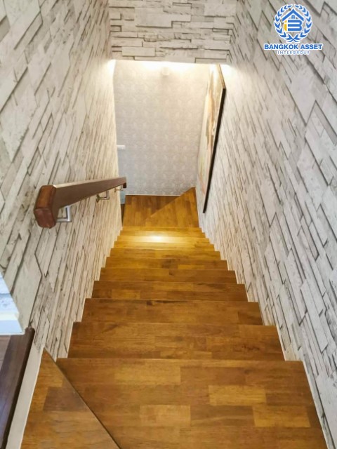 ทาวน์เฮ้าส์มือสอง นนทบุรี ม.ทาวน์อเวนิวเมิร์จ รัตนาธิเบศร์ เนื้อที่กว้าง 20 ตร.ว. ฟังก์ชัน 3 ห้องนอน 3 ห้องน้ำ ที่จอดรถ 2 คัน บ้านคุณภาพจาก Sansiri สภาพสวย ภายในตกแต่งโมเดิร์น ตั้งอยู่บนทำเลแห่งการเดินทาง ใกล้รถไฟฟ้าสายสีม่วง "สถานีสามแยกบางใหญ่" และทางด่วน "ศรีรัช" จองเลย!